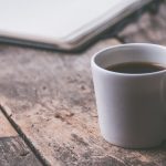 O que é café descafeinado? Ele faz mal?