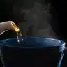 5 chás relaxantes para te ajudar a dormir melhor.
